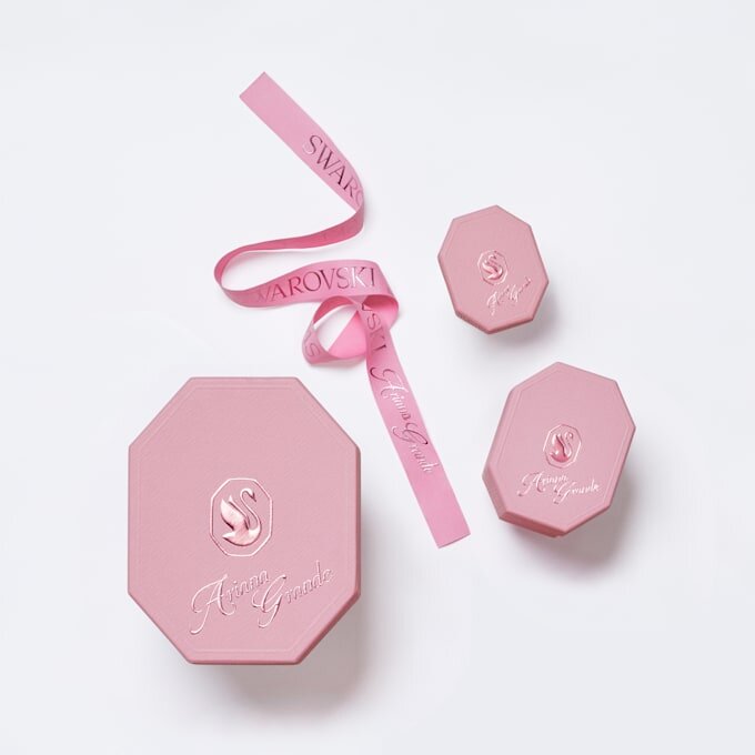 Colier strâns pe gât Ariana Grande X Swarovski cu tăieturi mixte, perle de cristal, inimă, alb, placat cu rodiu Colier strâns pe gât Ariana Grande X Swarovski cu tăieturi mixte, perle de cristal, inimă, alb, placat cu rodiu