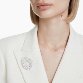 Broșă Matrix cu tăietură rotundă, albă, placată cu rodiu Broșă Matrix cu tăietură rotundă, albă, placată cu rodiu