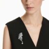 Broșa „Feather” din colecția Vienna, albă, placată cu ruteniu Broșa „Feather” din colecția Vienna, albă, placată cu ruteniu
