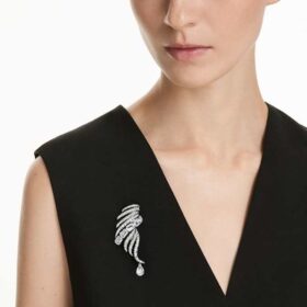 Broșa „Feather” din colecția Vienna, albă, placată cu ruteniu