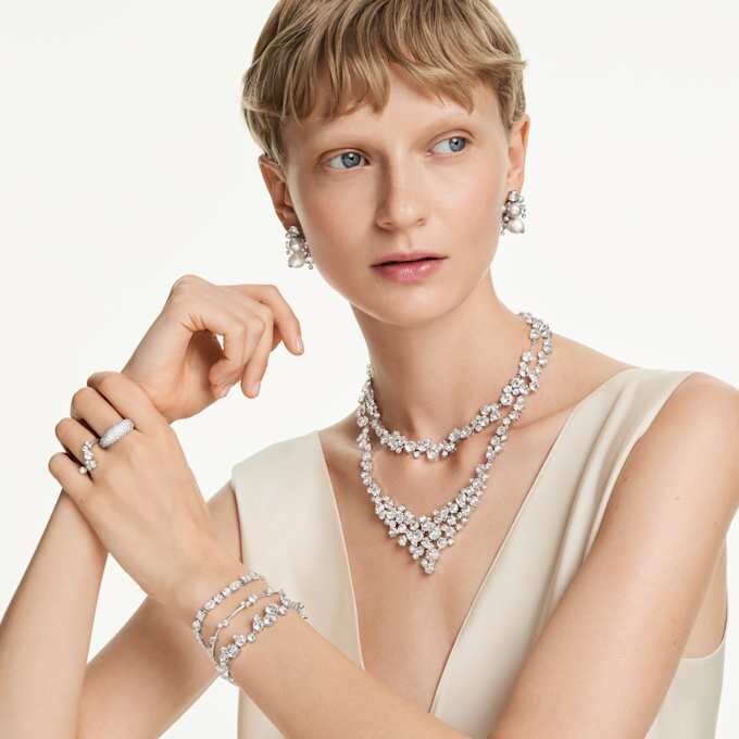 Cercei Constella cu perle de cristal, tăietură rotundă, albi, placati cu rodiu Cercei Constella cu perle de cristal, tăietură rotundă, albi, placati cu rodiu