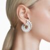 Cercei cu pandantiv Ariana Grande X Swarovski cu perle de cristal, tăieturi mixte, albi, placare cu rodiu Cercei cu pandantiv Ariana Grande X Swarovski cu perle de cristal, tăieturi mixte, albi, placare cu rodiu