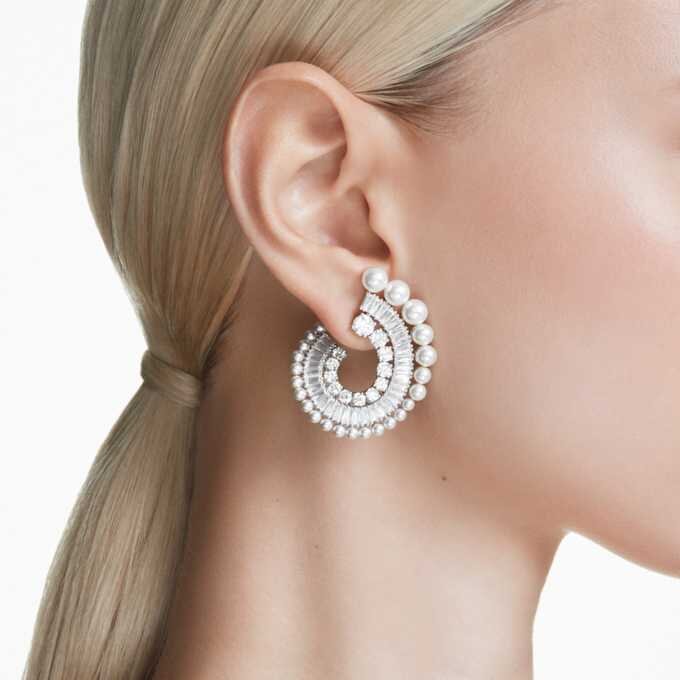 Cercei cu pandantiv Ariana Grande X Swarovski cu perle de cristal, tăieturi mixte, albi, placare cu rodiu Cercei cu pandantiv Ariana Grande X Swarovski cu perle de cristal, tăieturi mixte, albi, placare cu rodiu