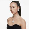 Colier strâns pe gât Ariana Grande X Swarovski cu tăieturi mixte, perle de cristal, inimă, alb, placat cu rodiu Colier strâns pe gât Ariana Grande X Swarovski cu tăieturi mixte, perle de cristal, inimă, alb, placat cu rodiu