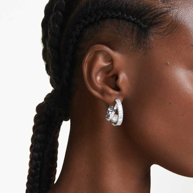 Cercei inelari Ariana Grande X Swarovski cu perle de cristal, tăietură baguette, albi, placati cu rodiu Cercei inelari Ariana Grande X Swarovski cu perle de cristal, tăietură baguette, albi, placati cu rodiu