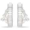 Cercei inelari Ariana Grande X Swarovski cu perle de cristal, tăietură baguette, albi, placati cu rodiu Cercei inelari Ariana Grande X Swarovski cu perle de cristal, tăietură baguette, albi, placati cu rodiu