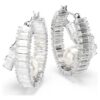 Cercei inelari Ariana Grande X Swarovski cu perle de cristal, tăietură baguette, albi, placati cu rodiu Cercei inelari Ariana Grande X Swarovski cu perle de cristal, tăietură baguette, albi, placati cu rodiu