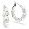 Cercei Matrix Hoop cu perle de cristal, tăietură rotundă, albi, placati cu rodiu Cercei Matrix Hoop cu perle de cristal, tăietură rotundă, albi, placati cu rodiu