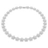Colier Ariana Grande X Swarovski, tăietură rotundă, flori, alb, placat cu rodiu Colier Ariana Grande X Swarovski, tăietură rotundă, flori, alb, placat cu rodiu