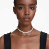 Colier strâns pe gât Ariana Grande X Swarovski cu tăieturi mixte, perle de cristal, inimă, alb, placat cu rodiu Colier strâns pe gât Ariana Grande X Swarovski cu tăieturi mixte, perle de cristal, inimă, alb, placat cu rodiu