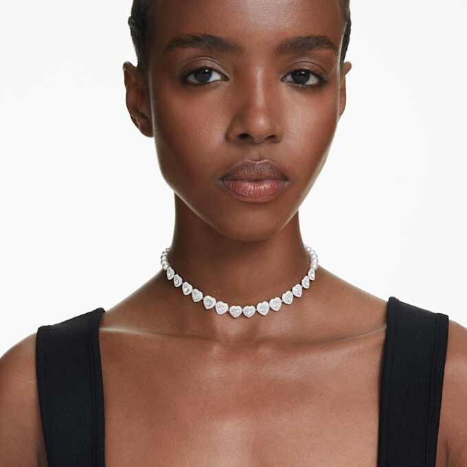 Colier strâns pe gât Ariana Grande X Swarovski cu tăieturi mixte, perle de cristal, inimă, alb, placat cu rodiu Colier strâns pe gât Ariana Grande X Swarovski cu tăieturi mixte, perle de cristal, inimă, alb, placat cu rodiu