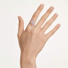 Inel cu motiv Ariana Grande X Swarovski, tăieturi mixte, libelulă, multicolor, placat cu rodiu Inel cu motiv Ariana Grande X Swarovski, tăieturi mixte, libelulă, multicolor, placat cu rodiu
