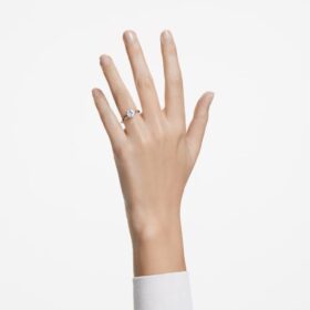 Inel de cocktail Stilla cu tăietură rotundă, alb, finisaj argintiu Inel de cocktail Stilla cu tăietură rotundă, alb, finisaj argintiu