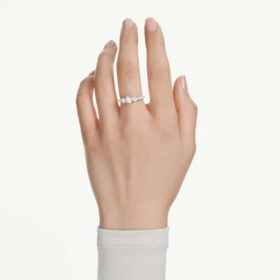 Inel Stilla Attract cu tăietură rotundă, alb, finisaj argintiu Inel Stilla Attract cu tăietură rotundă, alb, finisaj argintiu