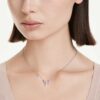 Pandantiv Ariana Grande X Swarovski cu tăieturi mixte, libelulă, multicolor, placat cu rodiu Pandantiv Ariana Grande X Swarovski cu tăieturi mixte, libelulă, multicolor, placat cu rodiu