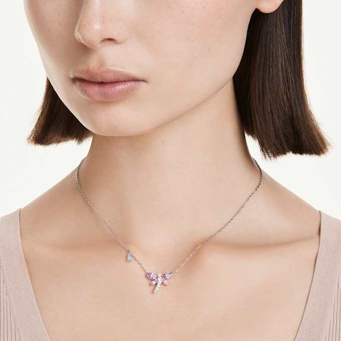 Pandantiv Ariana Grande X Swarovski cu tăieturi mixte, libelulă, multicolor, placat cu rodiu Pandantiv Ariana Grande X Swarovski cu tăieturi mixte, libelulă, multicolor, placat cu rodiu
