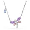 Pandantiv Ariana Grande X Swarovski cu tăieturi mixte, libelulă, multicolor, placat cu rodiu Pandantiv Ariana Grande X Swarovski cu tăieturi mixte, libelulă, multicolor, placat cu rodiu