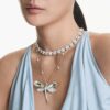 Colier Ariana Grande X Swarovski, tăietură rotundă, flori, alb, placat cu rodiu Colier Ariana Grande X Swarovski, tăietură rotundă, flori, alb, placat cu rodiu