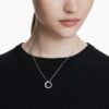 Pandantiv Matrix cu perlă de cristal, tăietură rotundă, alb, placat cu rodiu Pandantiv Matrix cu perlă de cristal, tăietură rotundă, alb, placat cu rodiu
